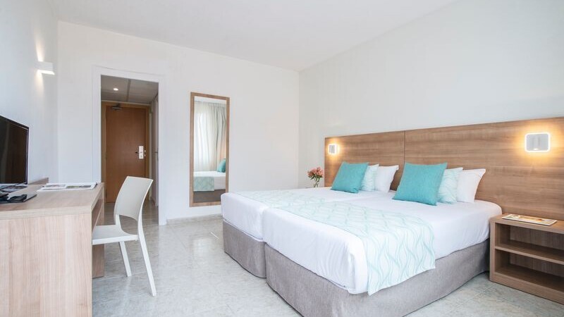 1 bedroom- 2 twin beds/1 double sleeps 2